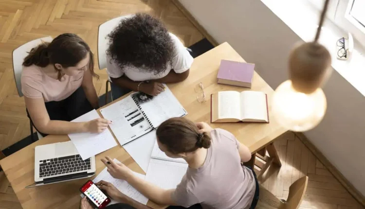 Estudar em grupo ou sozinho? Prós e contras para quem quer entrar na residência