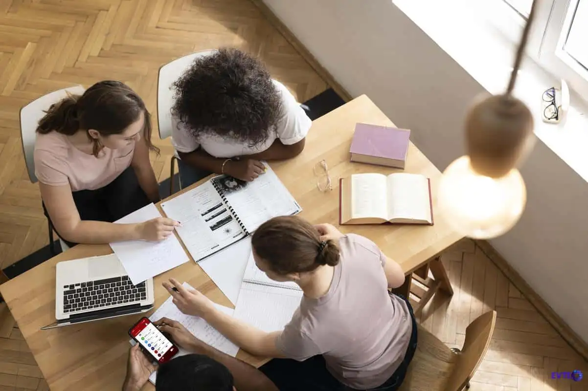 Estudar em grupo ou sozinho? Prós e contras para quem quer entrar na residência
