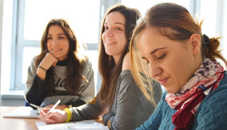 Por que o ensino de idiomas ainda é um diferencial competitivo no Brasil
