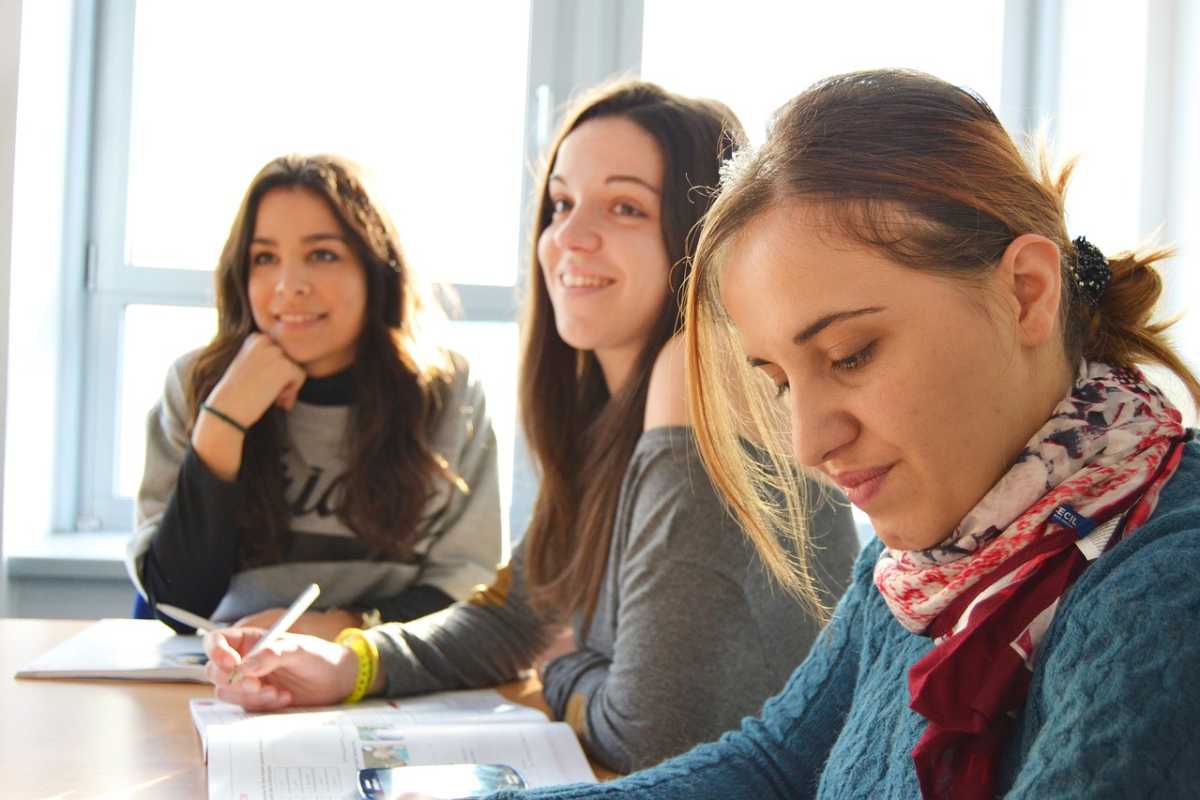 Por que o ensino de idiomas ainda é um diferencial competitivo no Brasil