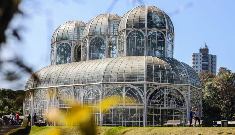 Explorando o Turismo de Curitiba sem Transporte Próprio