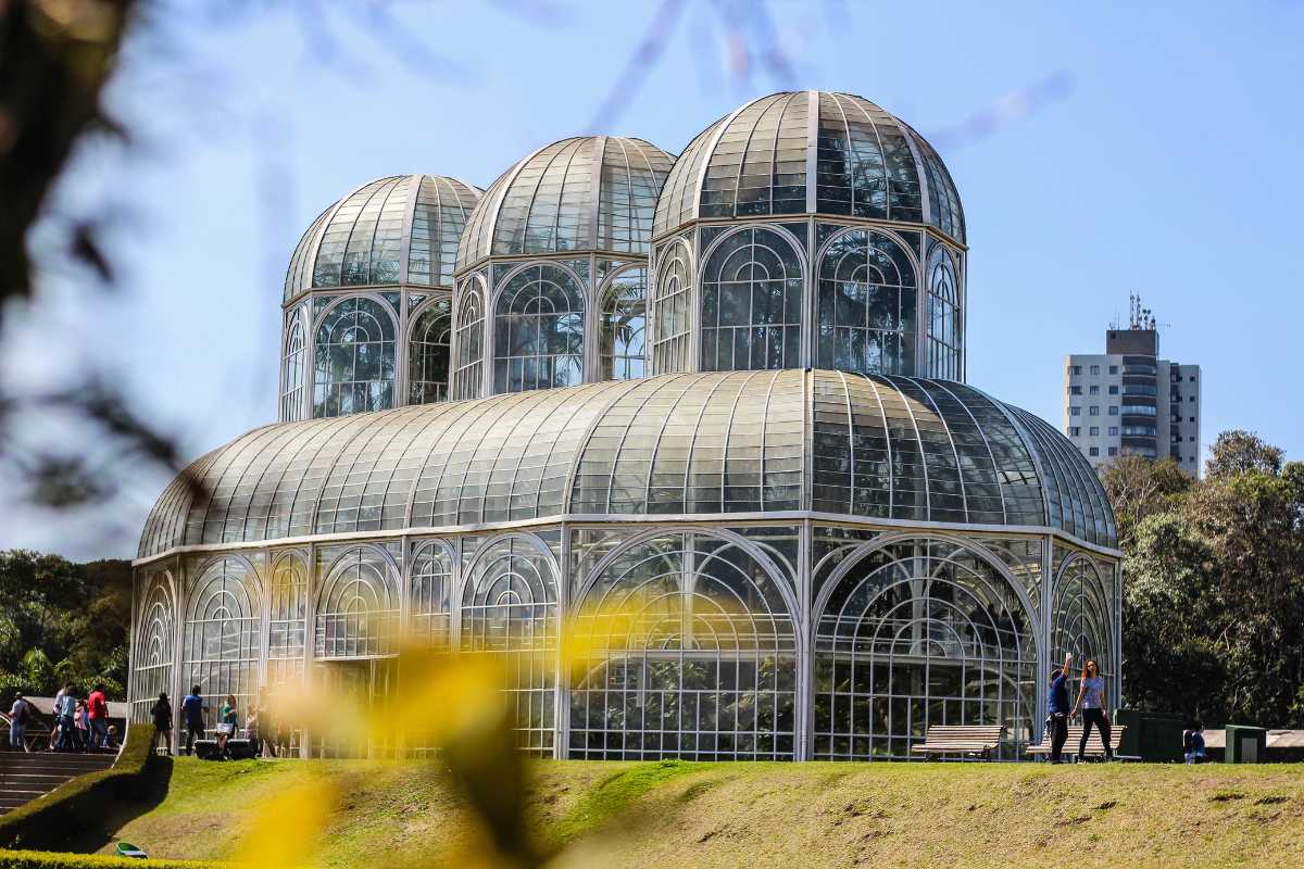 Explorando o Turismo de Curitiba sem Transporte Próprio