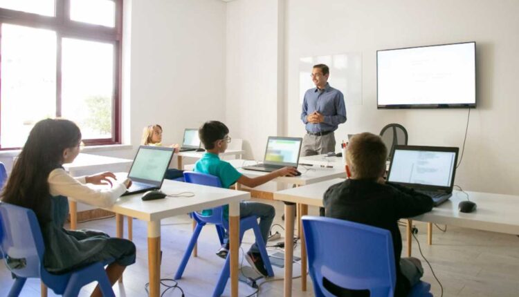 A sala de aula conectada: benefícios e desafios do ensino digital