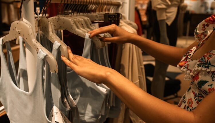 O impacto da experiência presencial na decisão de compra de produtos sensoriais