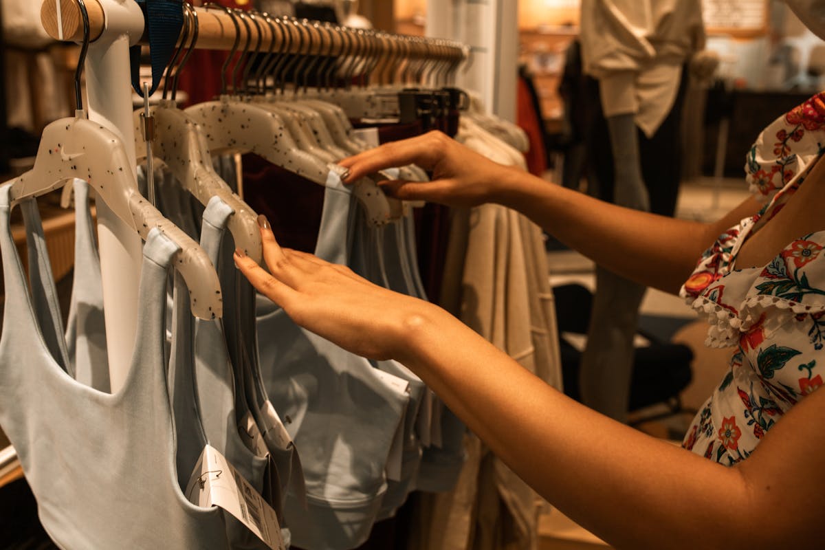 O impacto da experiência presencial na decisão de compra de produtos sensoriais