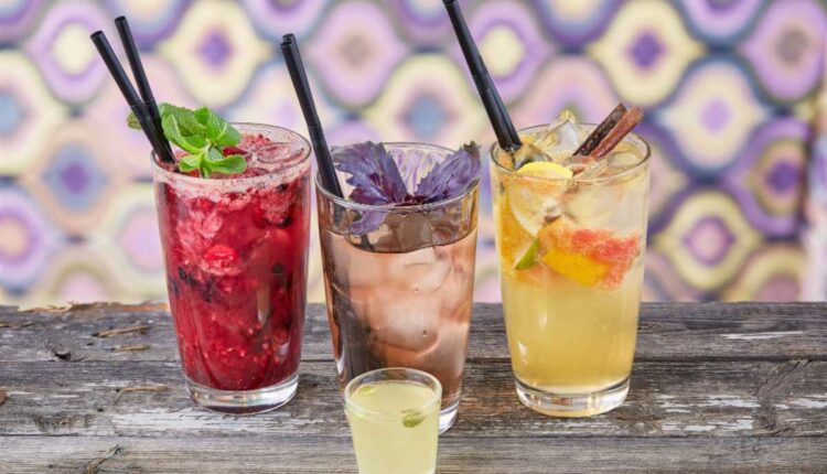 Receitas de drinks refrescantes para experimentar em casa