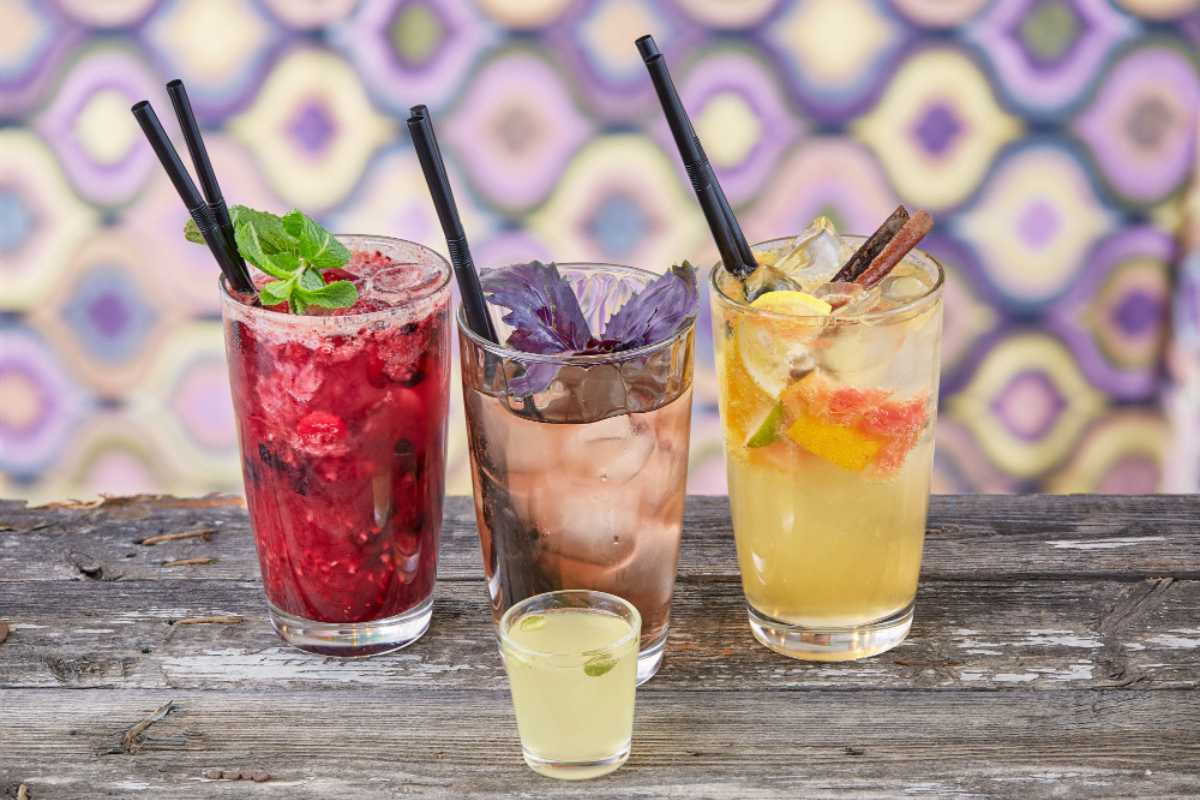 Receitas de drinks refrescantes para experimentar em casa