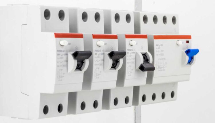 Disjuntor DR x disjuntores tradicionais: entenda as diferenças e como garantir proteção contra choques elétricos