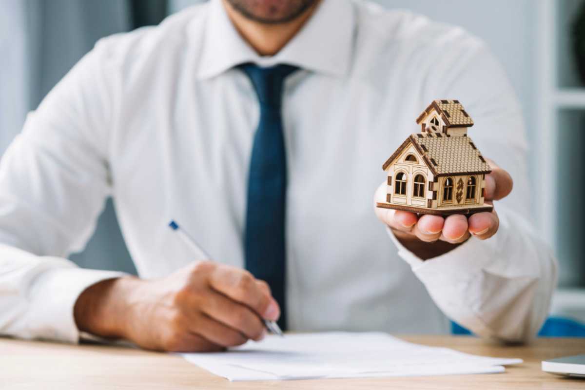 Leilões de Imóveis: O Mercado Paralelo que Oferece Até 60% de Desconto e a Assessoria como Bússola em um Território de Oportunidades e Riscos