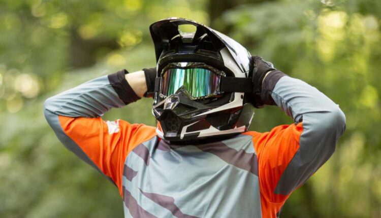 Por que capacetes de trilha têm pala? A função que muita gente ignora no off-road