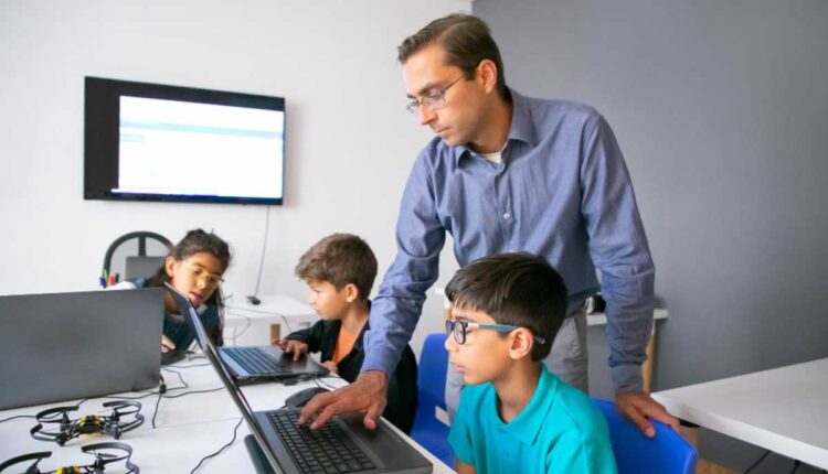 Cultura maker e aprendizagem prática nas escolas: como preparar alunos para o mundo real